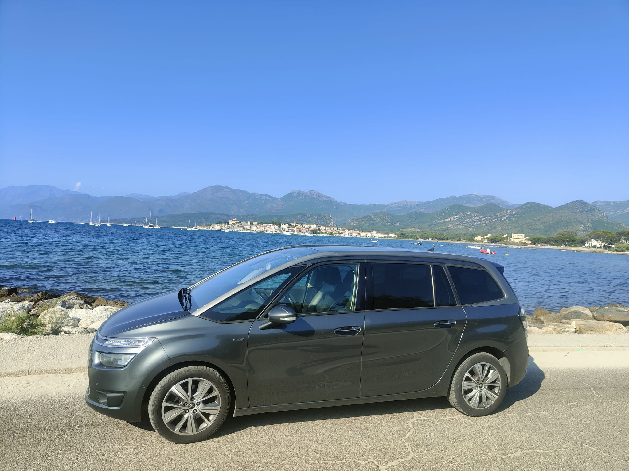 Voiture de location de catégorie D de la société st flo location